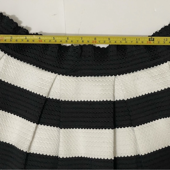 EXPRESS Black & White Striped Mini Skirt Elastic Waist Womens Size M - Picture 12 of 13